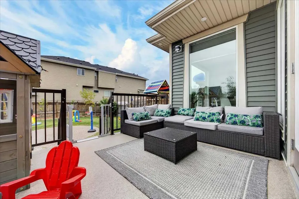 546 Sherwood Boulevard NW Calgary AB T3R 0R7