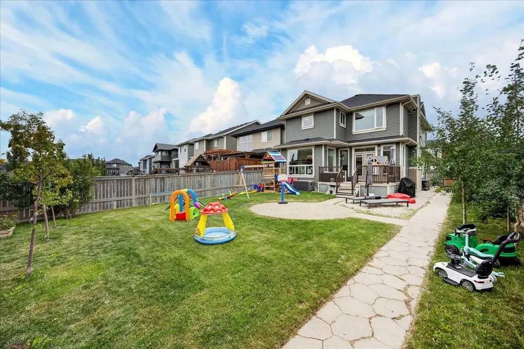 546 Sherwood Boulevard NW Calgary AB T3R 0R7