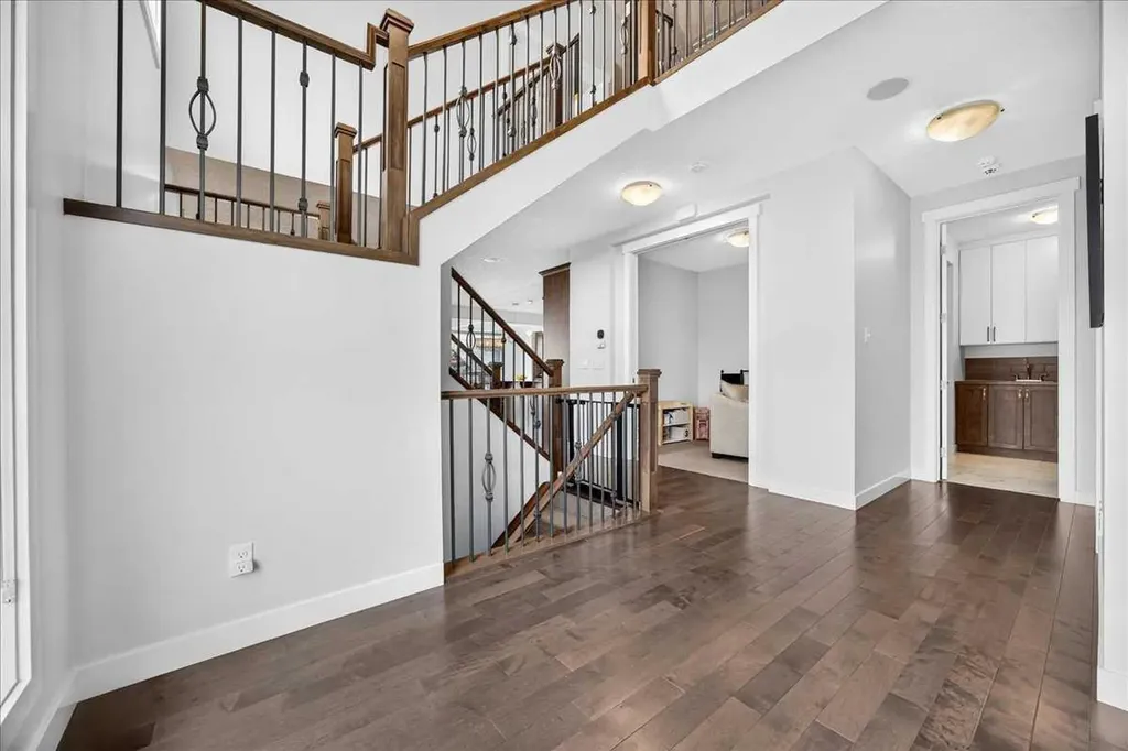 546 Sherwood Boulevard NW Calgary AB T3R 0R7