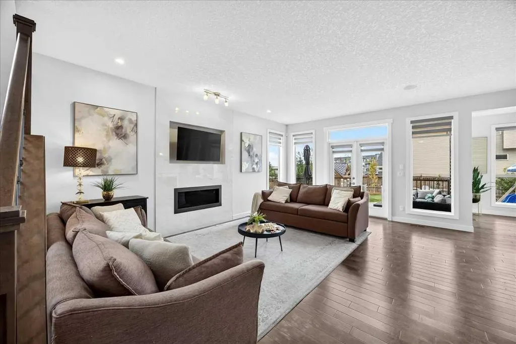 546 Sherwood Boulevard NW Calgary AB T3R 0R7