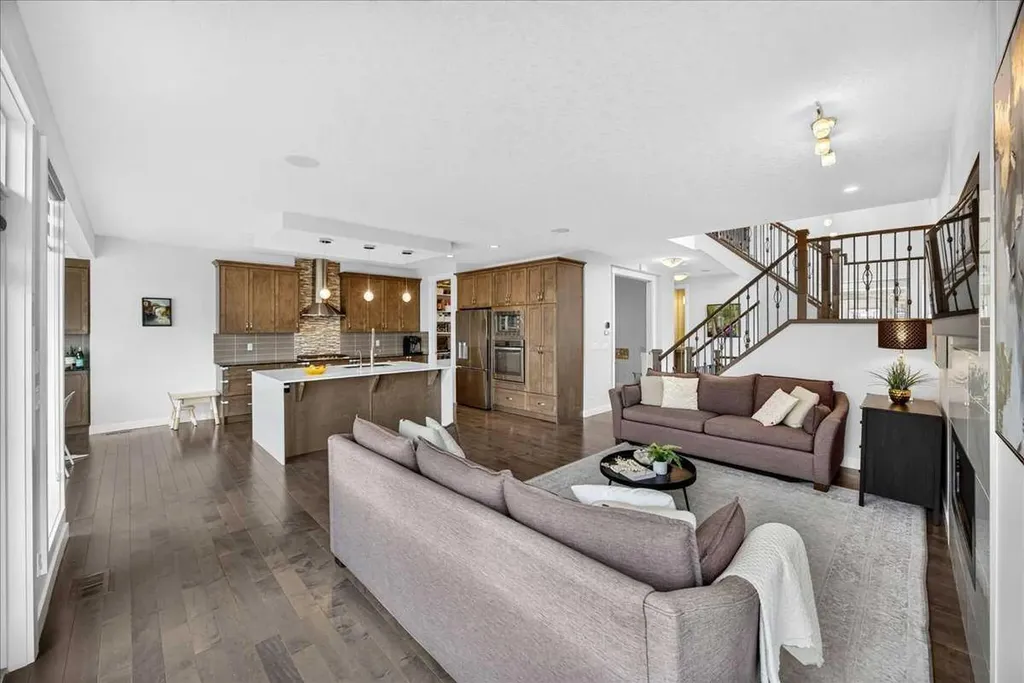 546 Sherwood Boulevard NW Calgary AB T3R 0R7