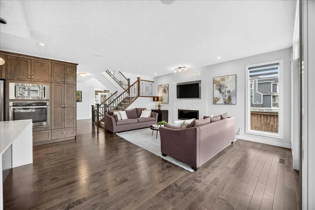 546 Sherwood Boulevard NW Calgary AB T3R 0R7