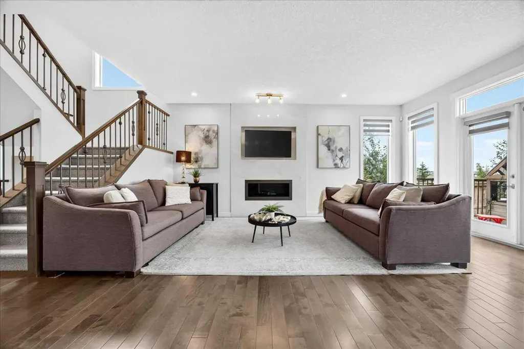 546 Sherwood Boulevard NW Calgary AB T3R 0R7