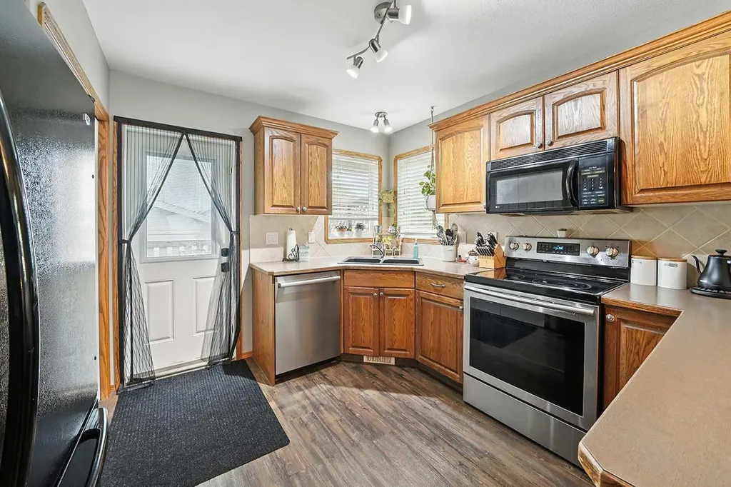 23 Dubois Crescent Red Deer AB T4R 3H8