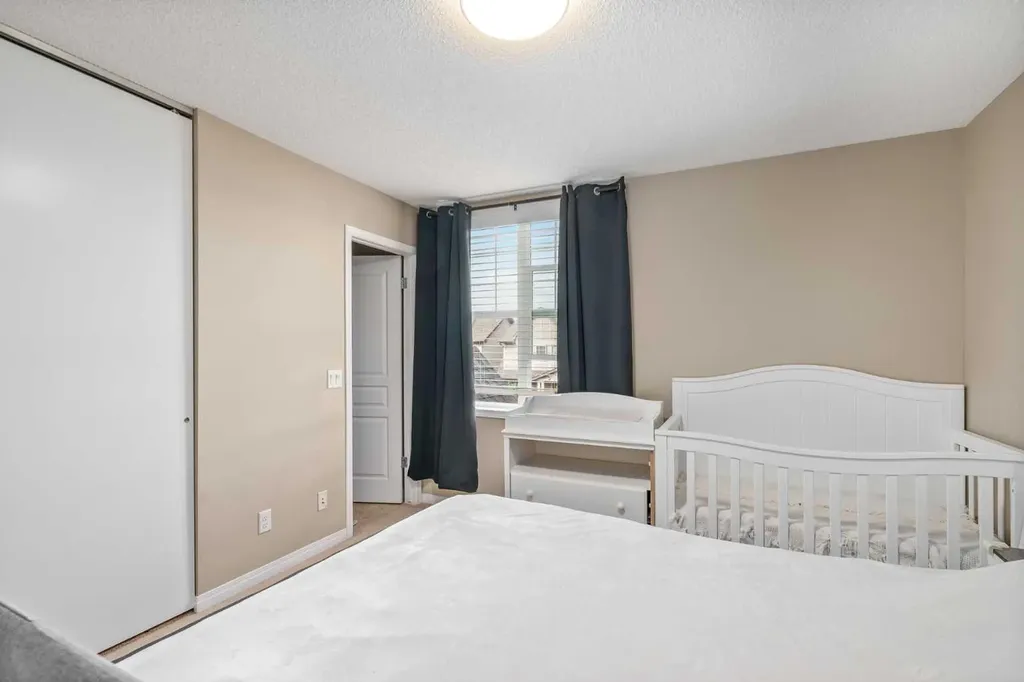 240 Elgin Meadows Gardens SE Calgary AB T2Z 0M4