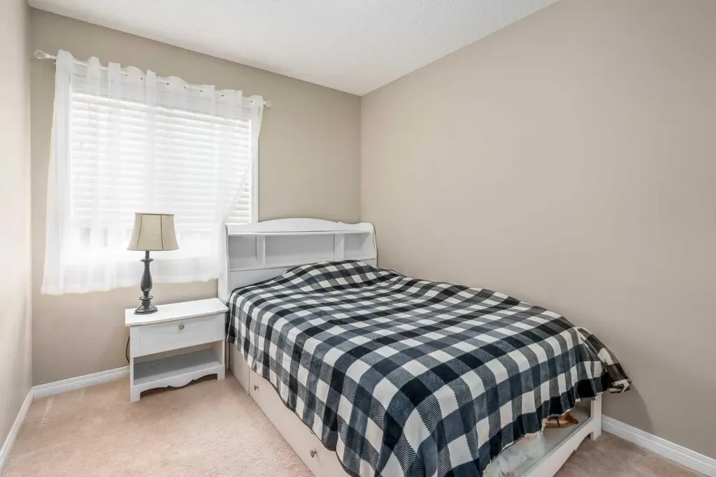 240 Elgin Meadows Gardens SE Calgary AB T2Z 0M4