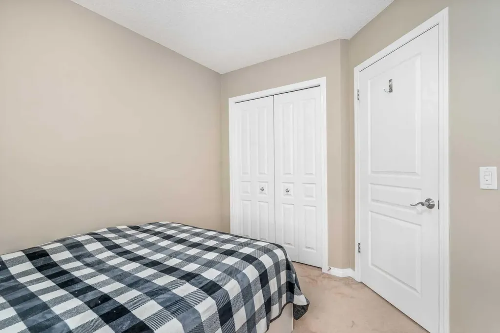 240 Elgin Meadows Gardens SE Calgary AB T2Z 0M4