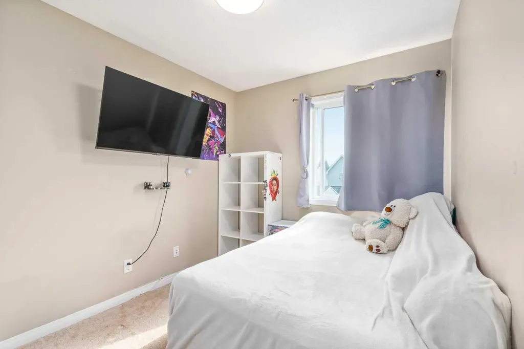 240 Elgin Meadows Gardens SE Calgary AB T2Z 0M4