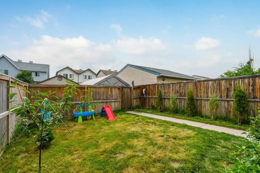 240 Elgin Meadows Gardens SE Calgary AB T2Z 0M4