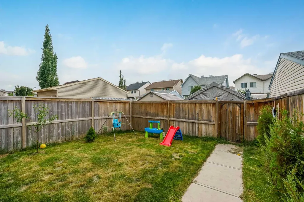 240 Elgin Meadows Gardens SE Calgary AB T2Z 0M4