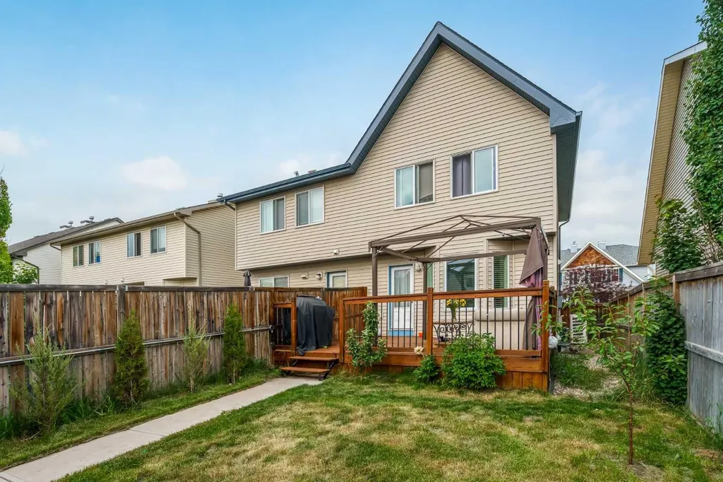 240 Elgin Meadows Gardens SE Calgary AB T2Z 0M4