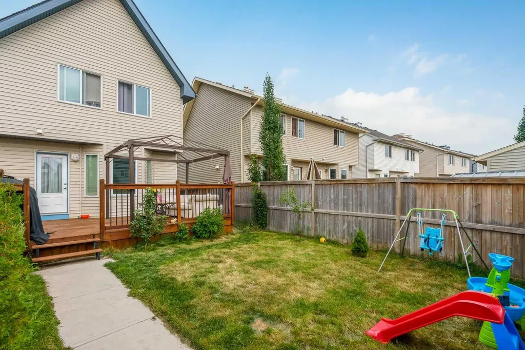 240 Elgin Meadows Gardens SE Calgary AB T2Z 0M4