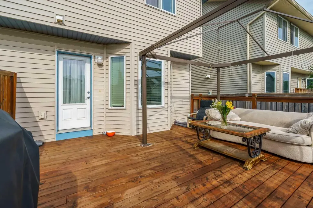 240 Elgin Meadows Gardens SE Calgary AB T2Z 0M4