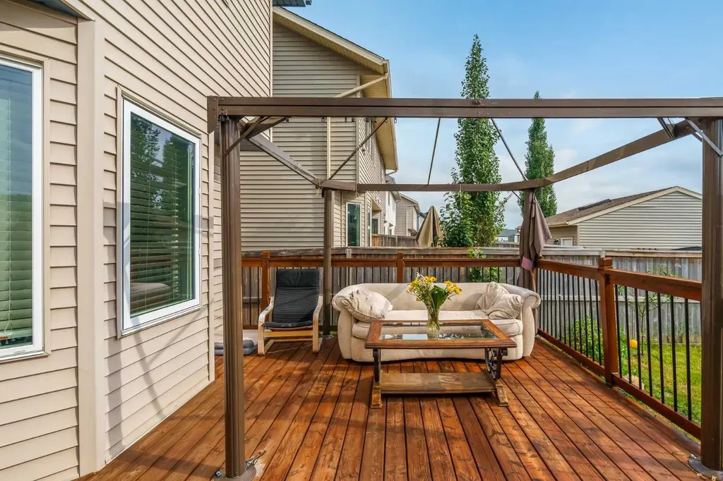 240 Elgin Meadows Gardens SE Calgary AB T2Z 0M4