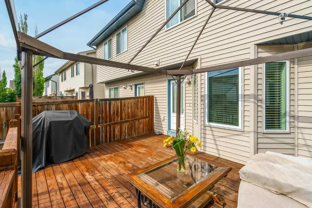 240 Elgin Meadows Gardens SE Calgary AB T2Z 0M4