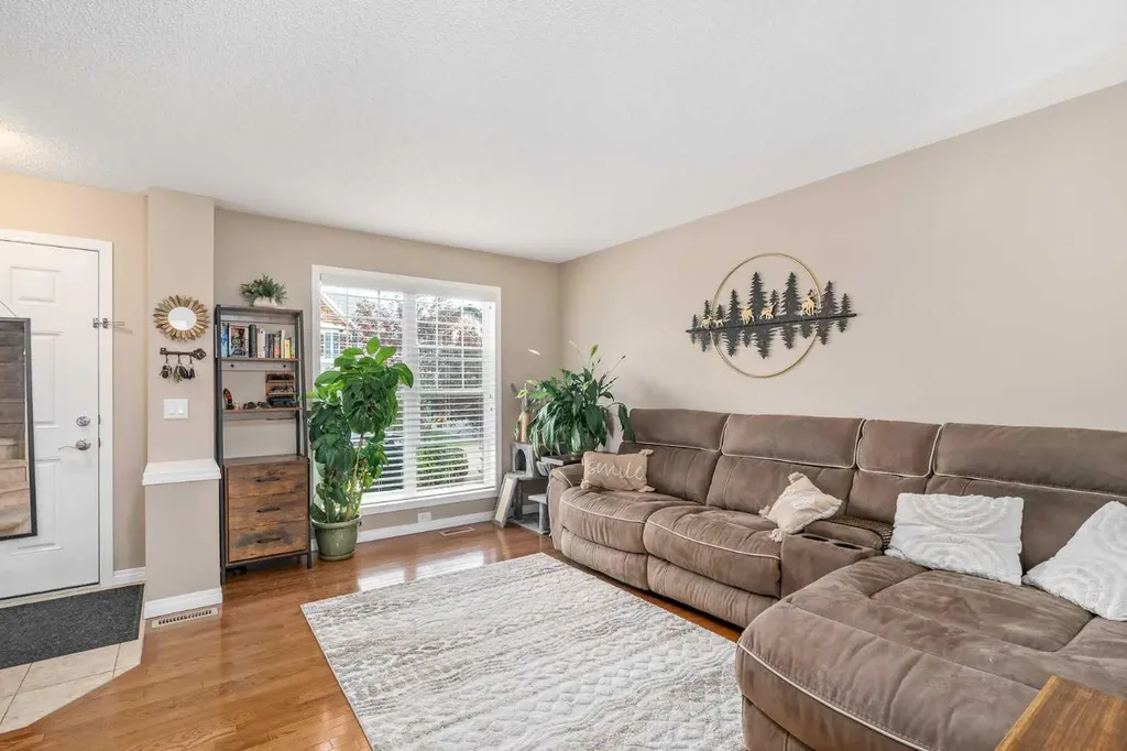 240 Elgin Meadows Gardens SE Calgary AB T2Z 0M4