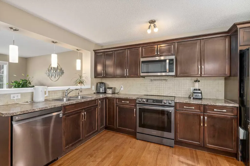 240 Elgin Meadows Gardens SE Calgary AB T2Z 0M4