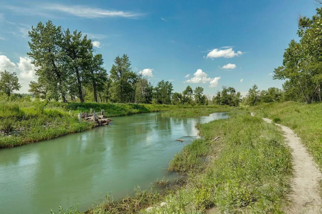 6 Quarry Lane SE Calgary AB T2C 5N4