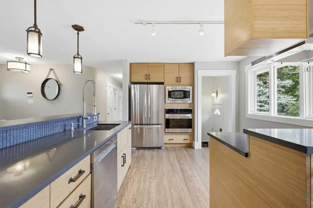 2828 45 Street SW Calgary AB T3E 3T4