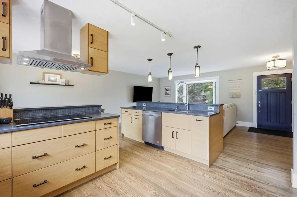 2828 45 Street SW Calgary AB T3E 3T4