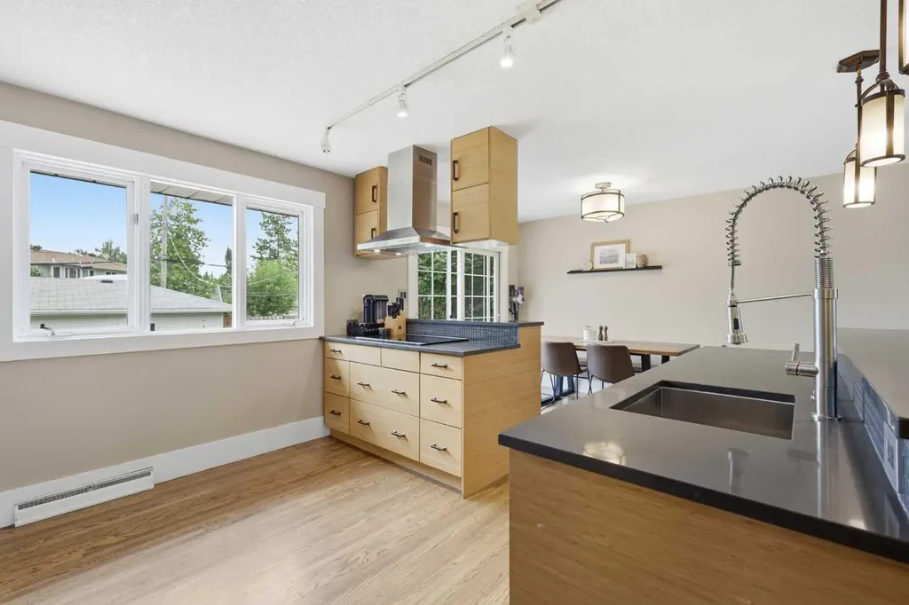 2828 45 Street SW Calgary AB T3E 3T4