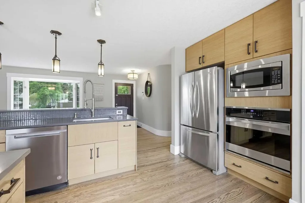 2828 45 Street SW Calgary AB T3E 3T4