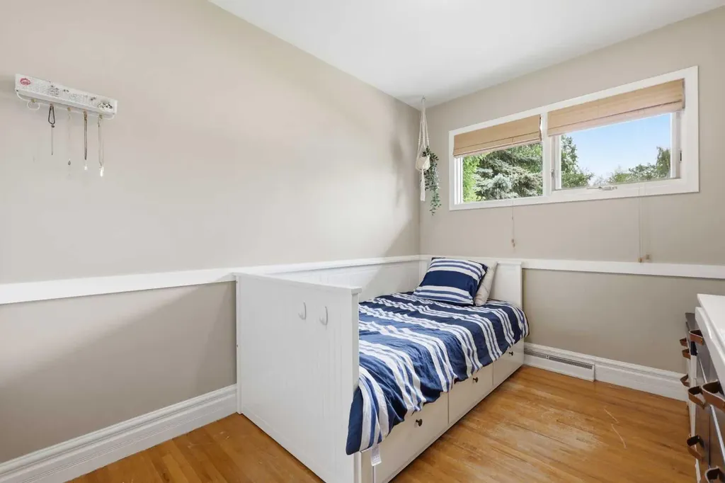 2828 45 Street SW Calgary AB T3E 3T4