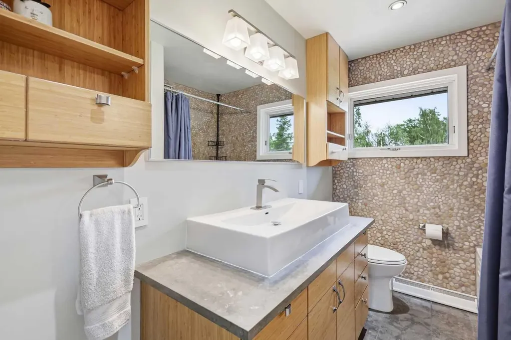 2828 45 Street SW Calgary AB T3E 3T4
