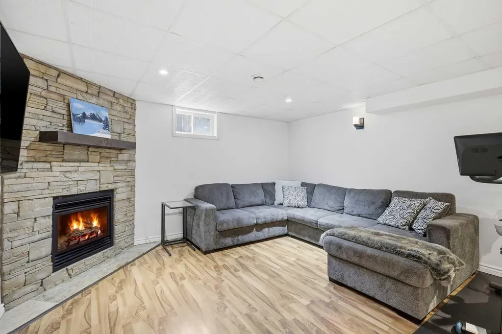 2828 45 Street SW Calgary AB T3E 3T4
