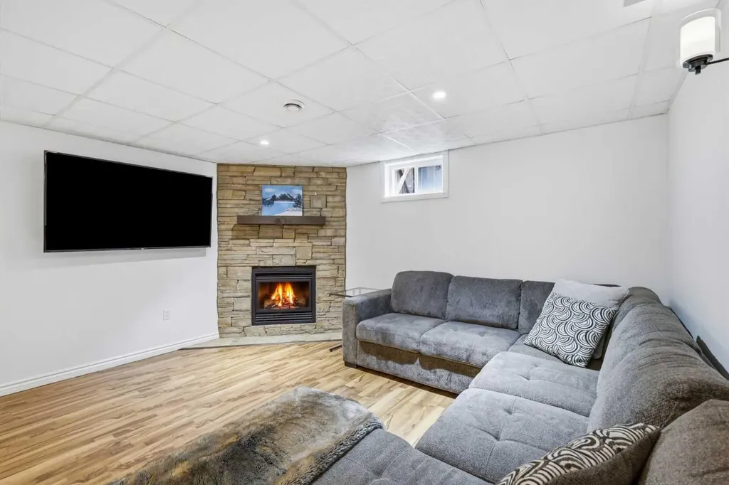 2828 45 Street SW Calgary AB T3E 3T4