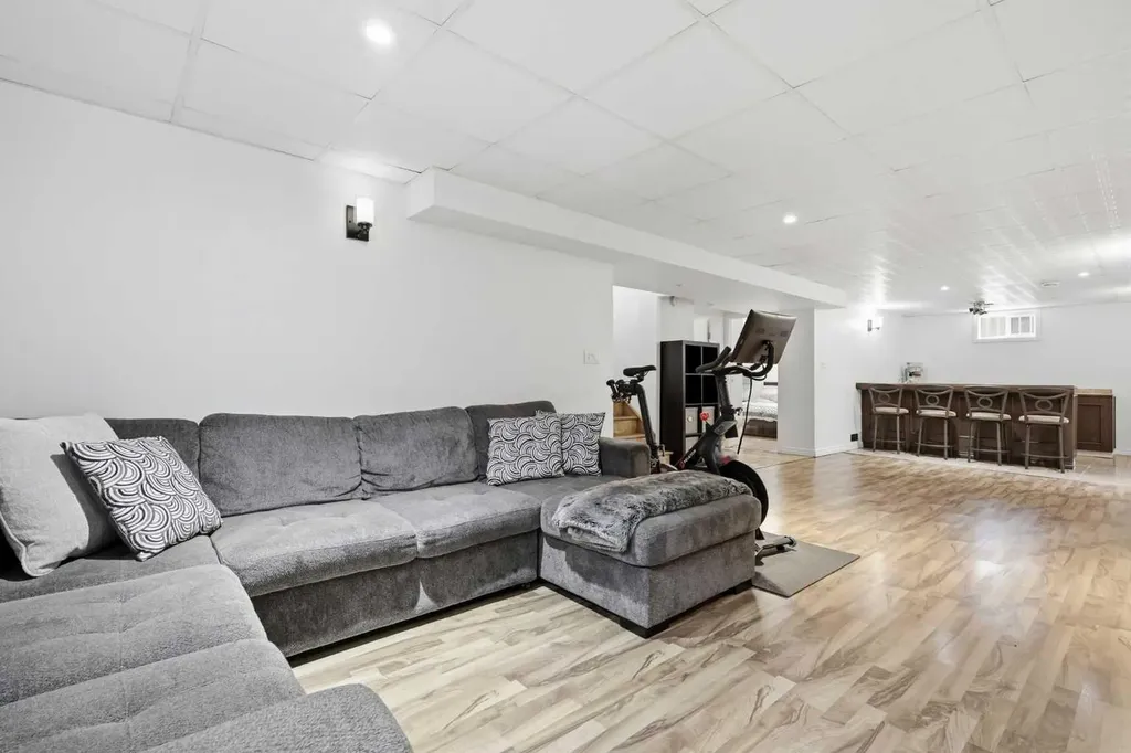 2828 45 Street SW Calgary AB T3E 3T4