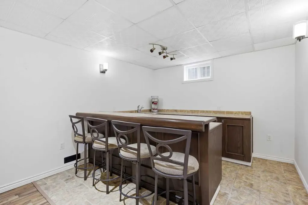 2828 45 Street SW Calgary AB T3E 3T4