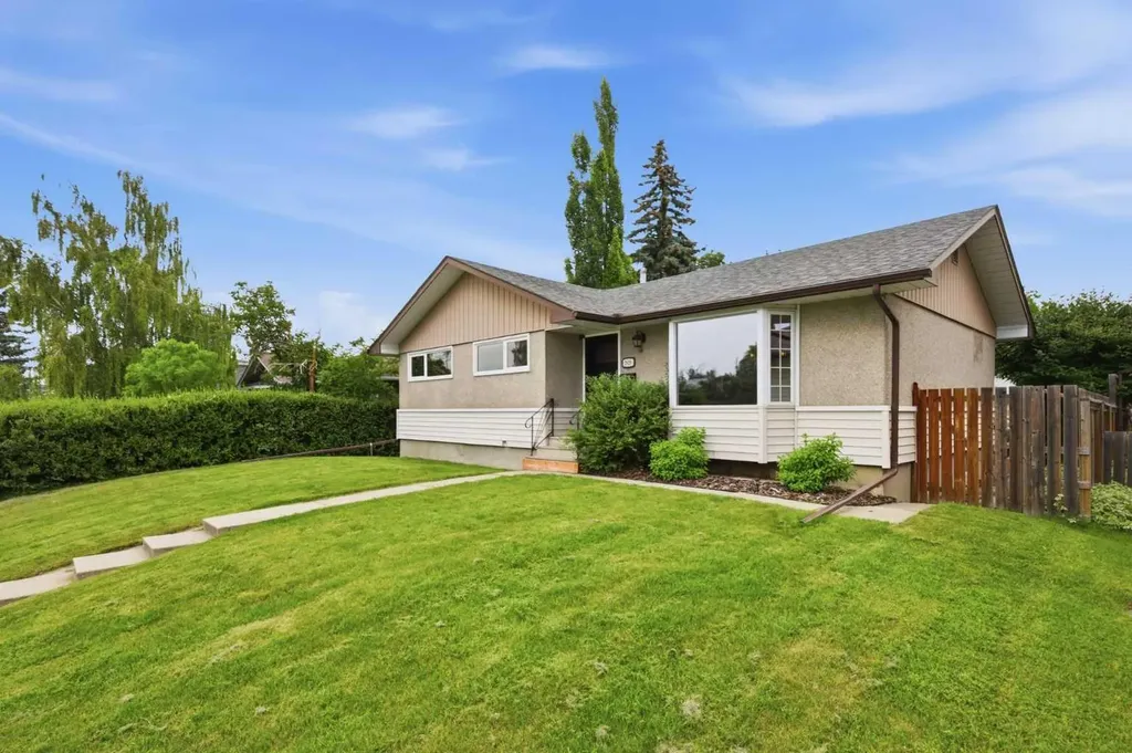 2828 45 Street SW Calgary AB T3E 3T4