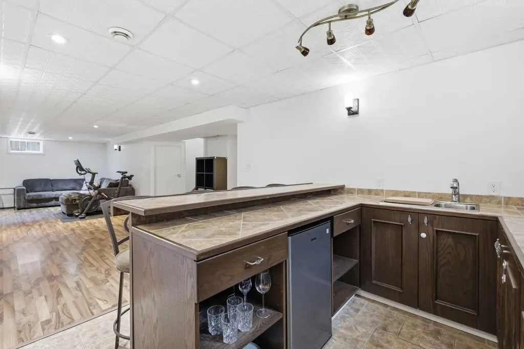 2828 45 Street SW Calgary AB T3E 3T4