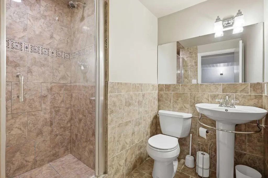 2828 45 Street SW Calgary AB T3E 3T4