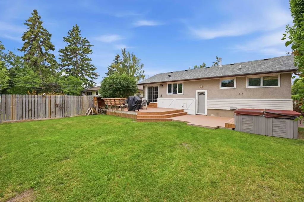 2828 45 Street SW Calgary AB T3E 3T4