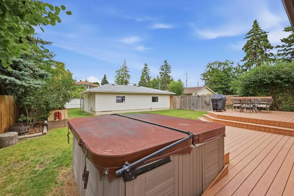2828 45 Street SW Calgary AB T3E 3T4