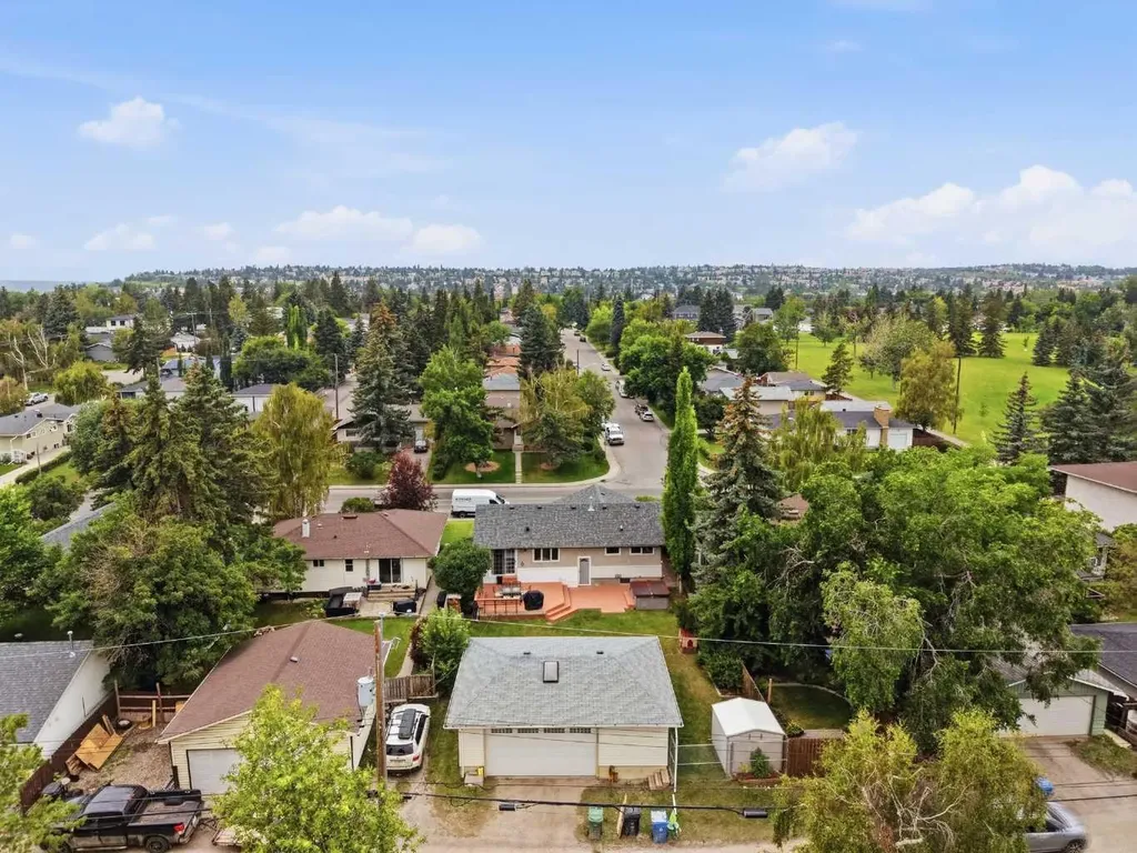 2828 45 Street SW Calgary AB T3E 3T4