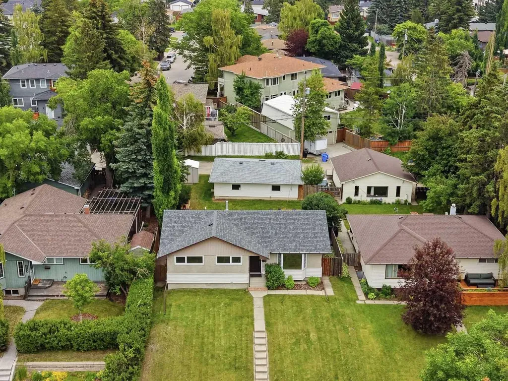 2828 45 Street SW Calgary AB T3E 3T4