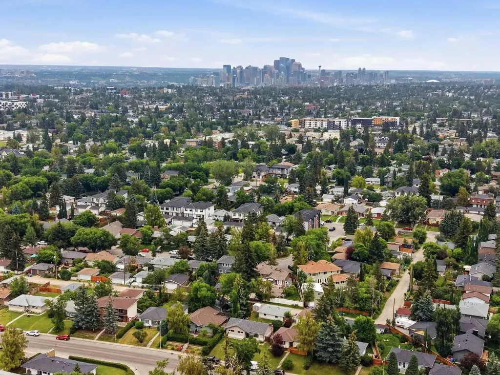 2828 45 Street SW Calgary AB T3E 3T4