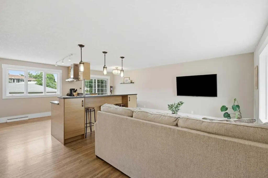 2828 45 Street SW Calgary AB T3E 3T4