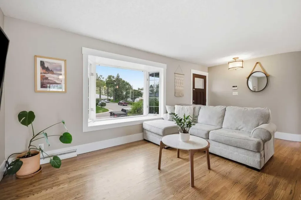 2828 45 Street SW Calgary AB T3E 3T4