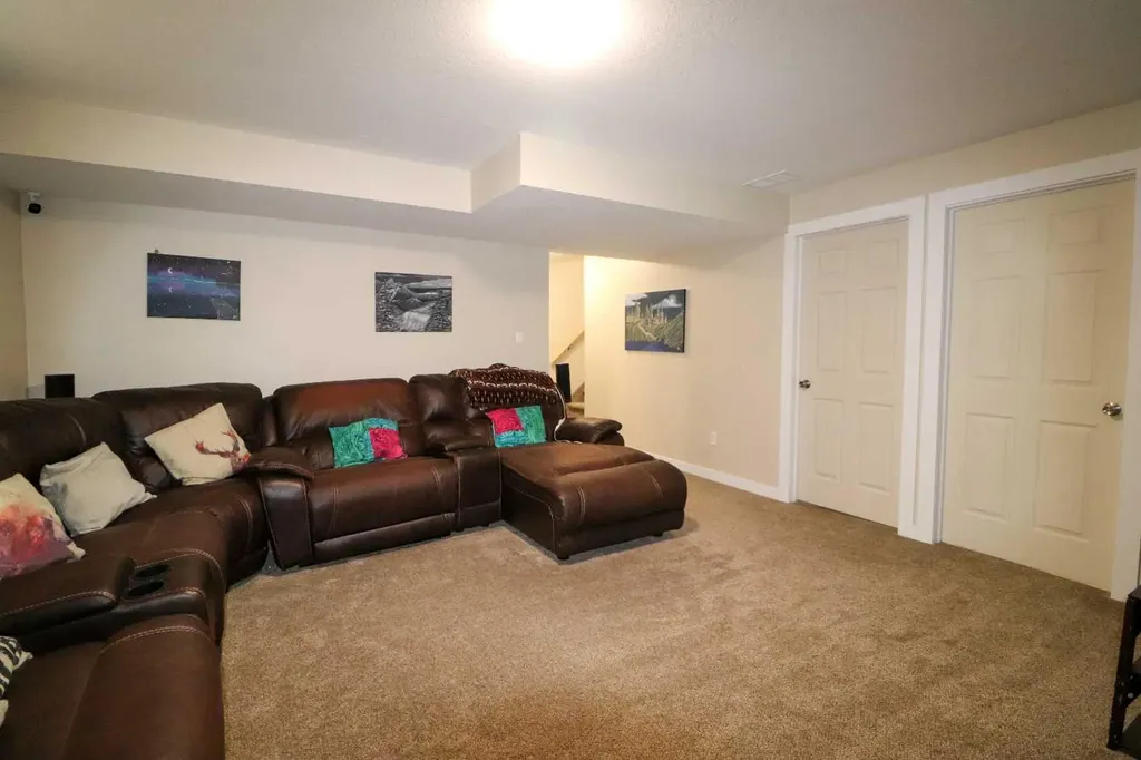71 Coalbanks Gate W Lethbridge AB T1J 2A2