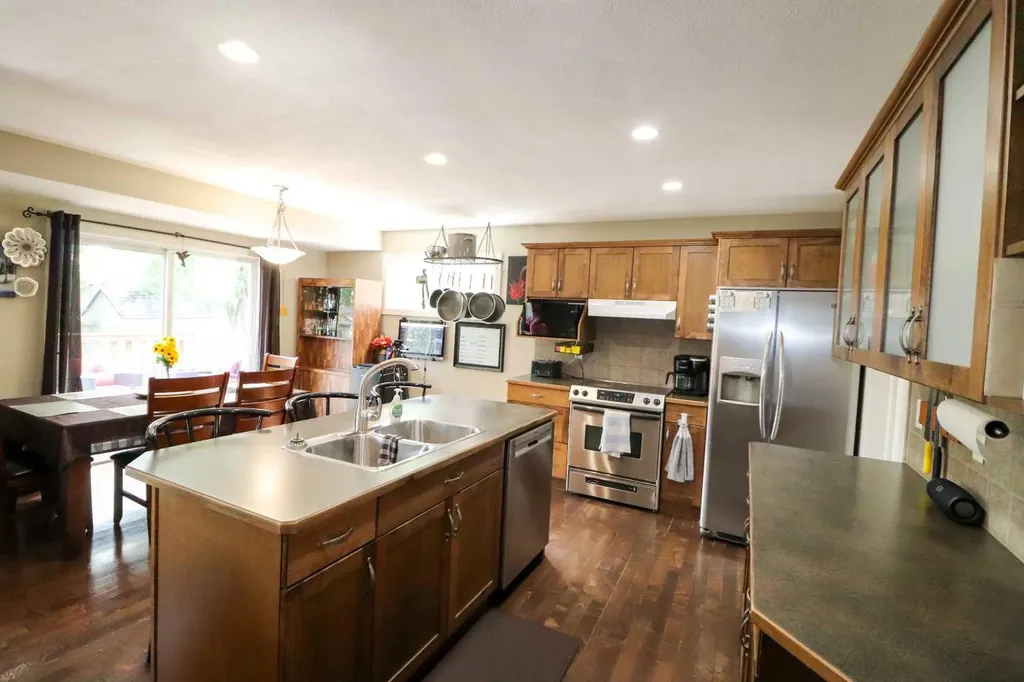 71 Coalbanks Gate W Lethbridge AB T1J 2A2