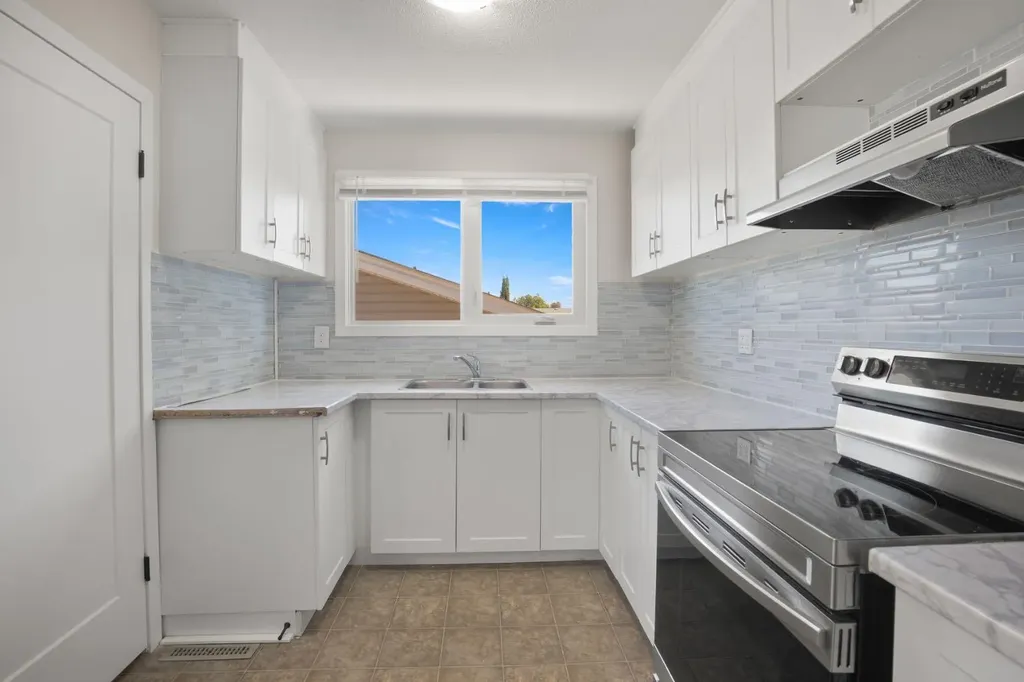 11 Oxbow Street Red Deer AB T4N5C3
