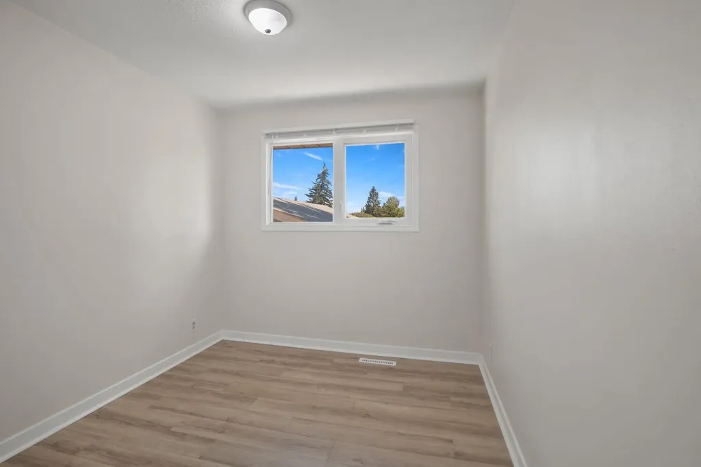 11 Oxbow Street Red Deer AB T4N5C3