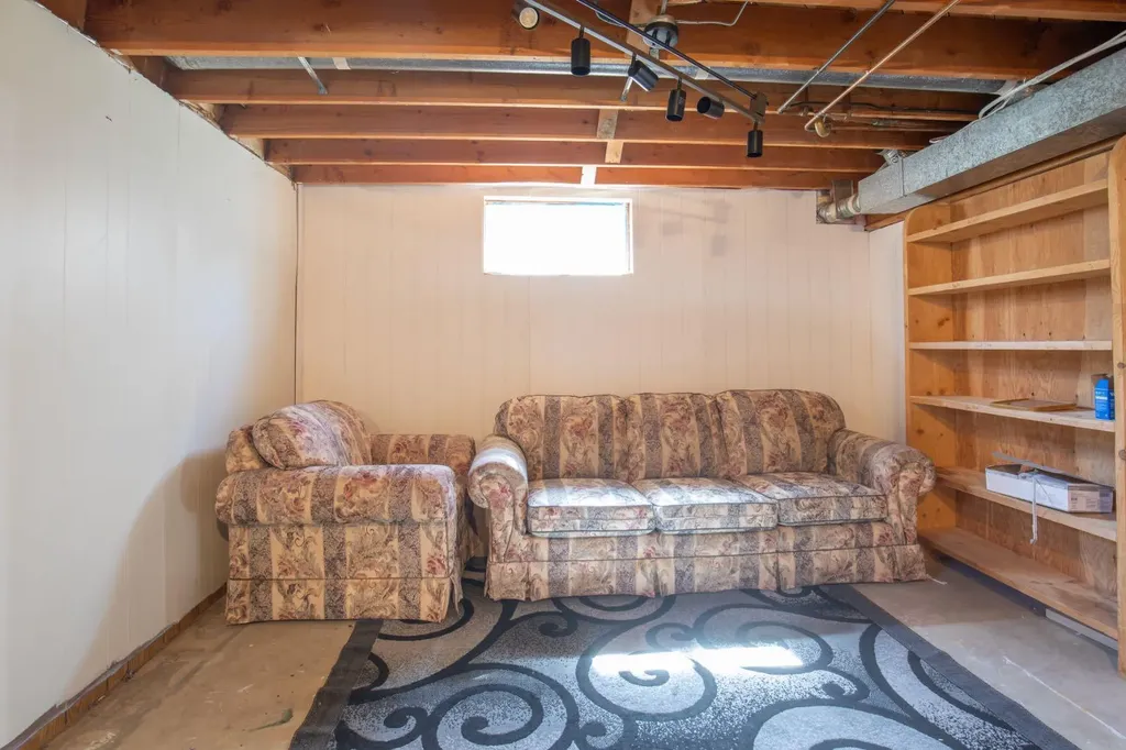 11 Oxbow Street Red Deer AB T4N5C3