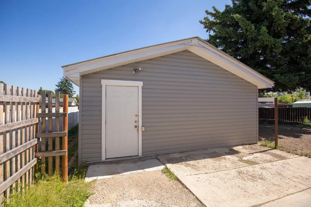 11 Oxbow Street Red Deer AB T4N5C3