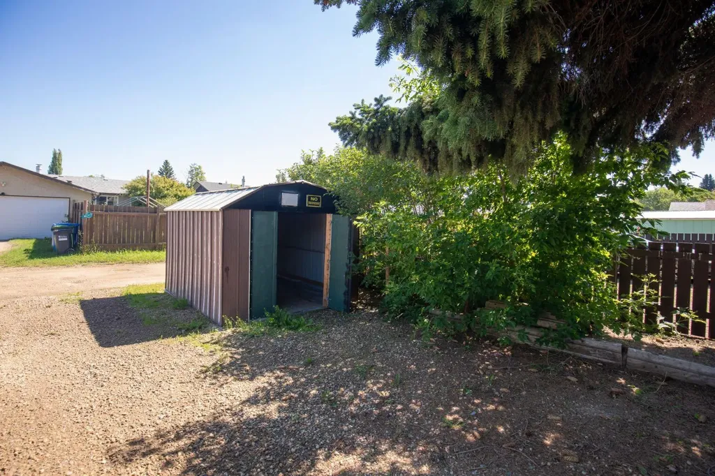 11 Oxbow Street Red Deer AB T4N5C3
