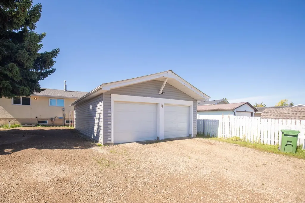 11 Oxbow Street Red Deer AB T4N5C3